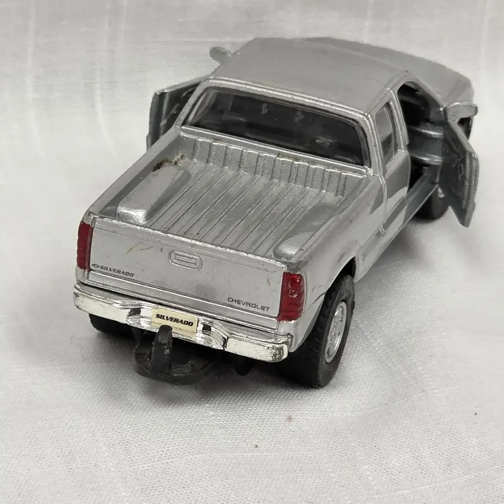 Maisto Chevrolet Silverado Pickup Truck 1:48 Diecast Silver Opening Doors Model